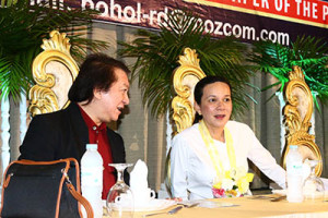 Sen. Grace Poe shares a light moment with Bohol Chronicle Editor-in-Chief Bingo Dejaresco at the Bohol Chronicle 60th Anniversary celebration.